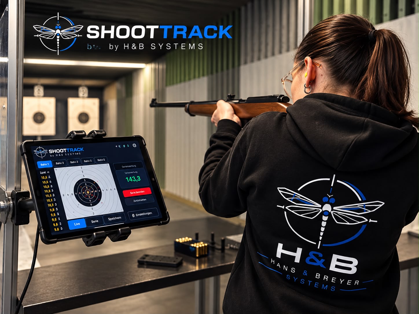 Schützin am Anschlag, links daneben das ShootTrack-Tablet mit Live-Scheibe und Serienwertung